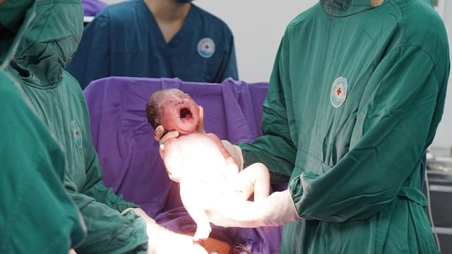 Vượt biển ra đảo trong đêm giông gió cấp cứu sản phụ nguy kịch- Ảnh 2.