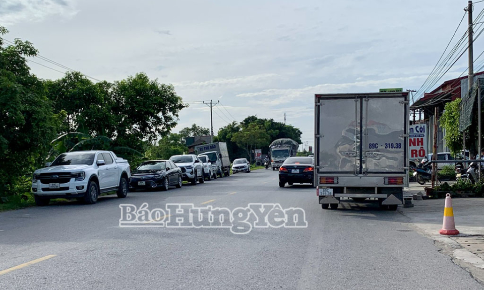 Nguy cơ mất an toàn giao thông trước một quán ăn ven Quốc lộ 39A