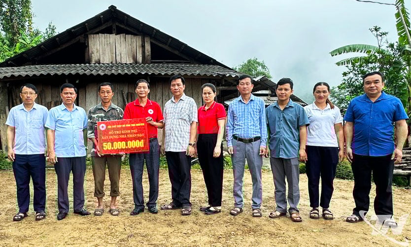 Đại diện lãnh đạo Hội Chữ thập đỏ tỉnh trao kinh phí hỗ trợ làm nhà cho gia đình ông Triệu Tiến Giang.