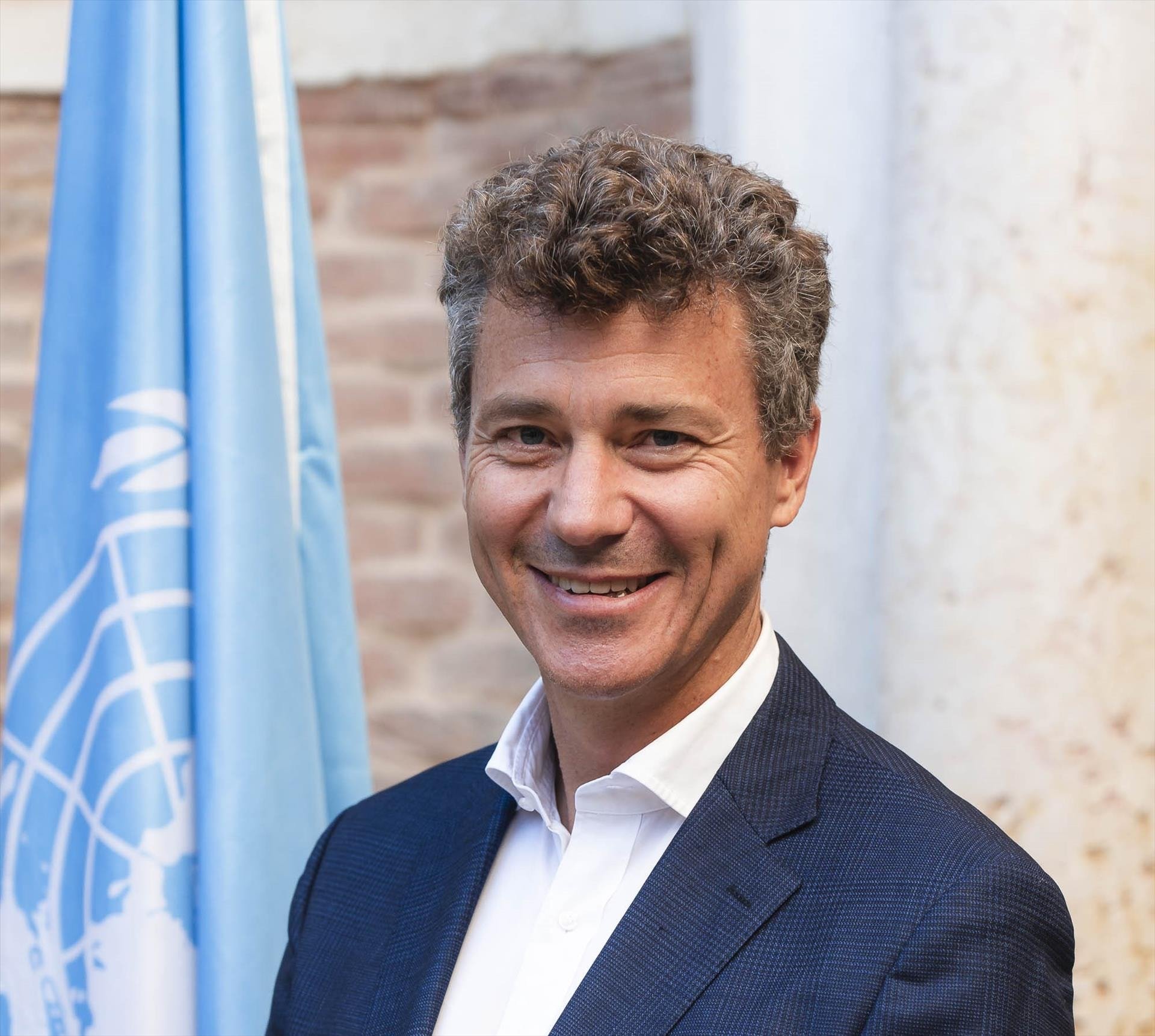 picture-with-un-flag29-10-30-57.jpg