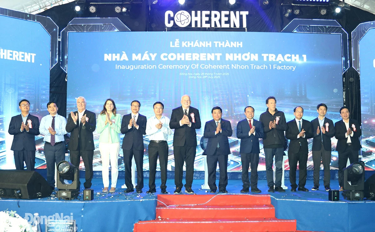 Phó Thủ tướng Chính phủ Nguyễn Chí Dũng (giữa) và các đại biểu thực hiện nghi thức khánh thành nhà máy  của Tập đoàn Coherent tại Khu công nghiệp Nhơn Trạch 1. Ảnh: Vương Thế

