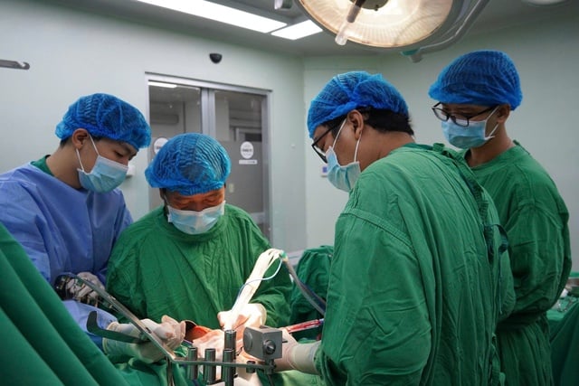Lần đầu sử dụng dao mổ siêu âm CUSA phẫu thuật ung thư gan ở ĐBSCL - Ảnh 1.