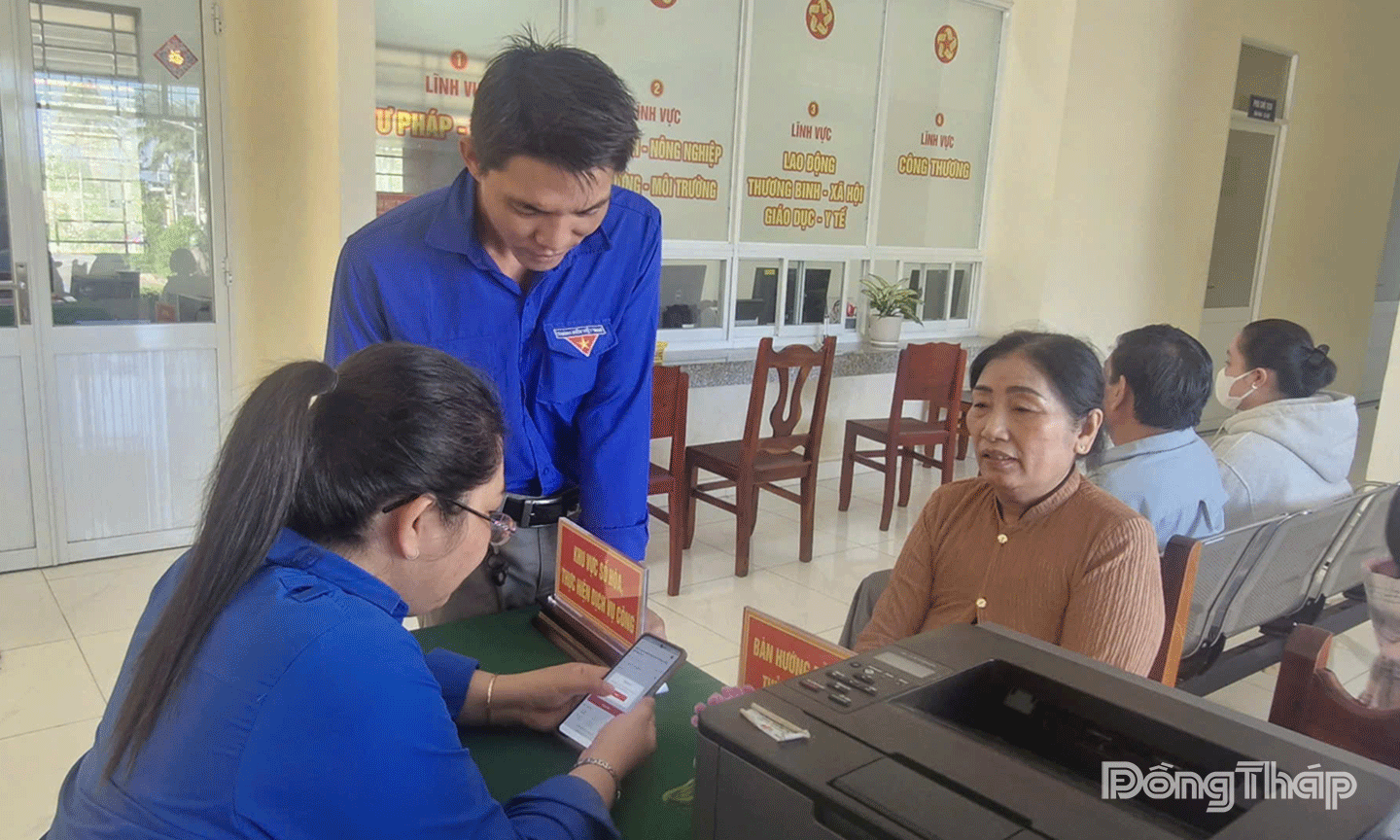 គាំទ្រ​ប្រជាពលរដ្ឋ​អនុវត្ត​នីតិវិធី​រដ្ឋបាល ដំឡើង​អត្តសញ្ញាណ​អេឡិចត្រូនិក ប្រើប្រាស់​វិបផតថល​សេវា​សាធារណៈ​ជាតិ នៅ​មជ្ឈមណ្ឌល​រដ្ឋបាល​ឃុំ