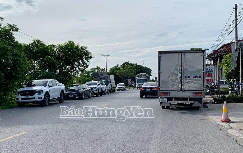 Hàng chục chiếc xe ô tô đỗ 2 bên lề Quốc lộ 39A, đoạn trước cửa quán ăn. (Ảnh chụp lúc 7h34 phút ngày 5/8/2025).