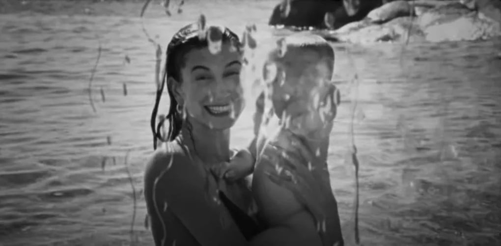 Con trai Justin Bieber lần đầu lộ diện trong video ca nhạc của bố - 2