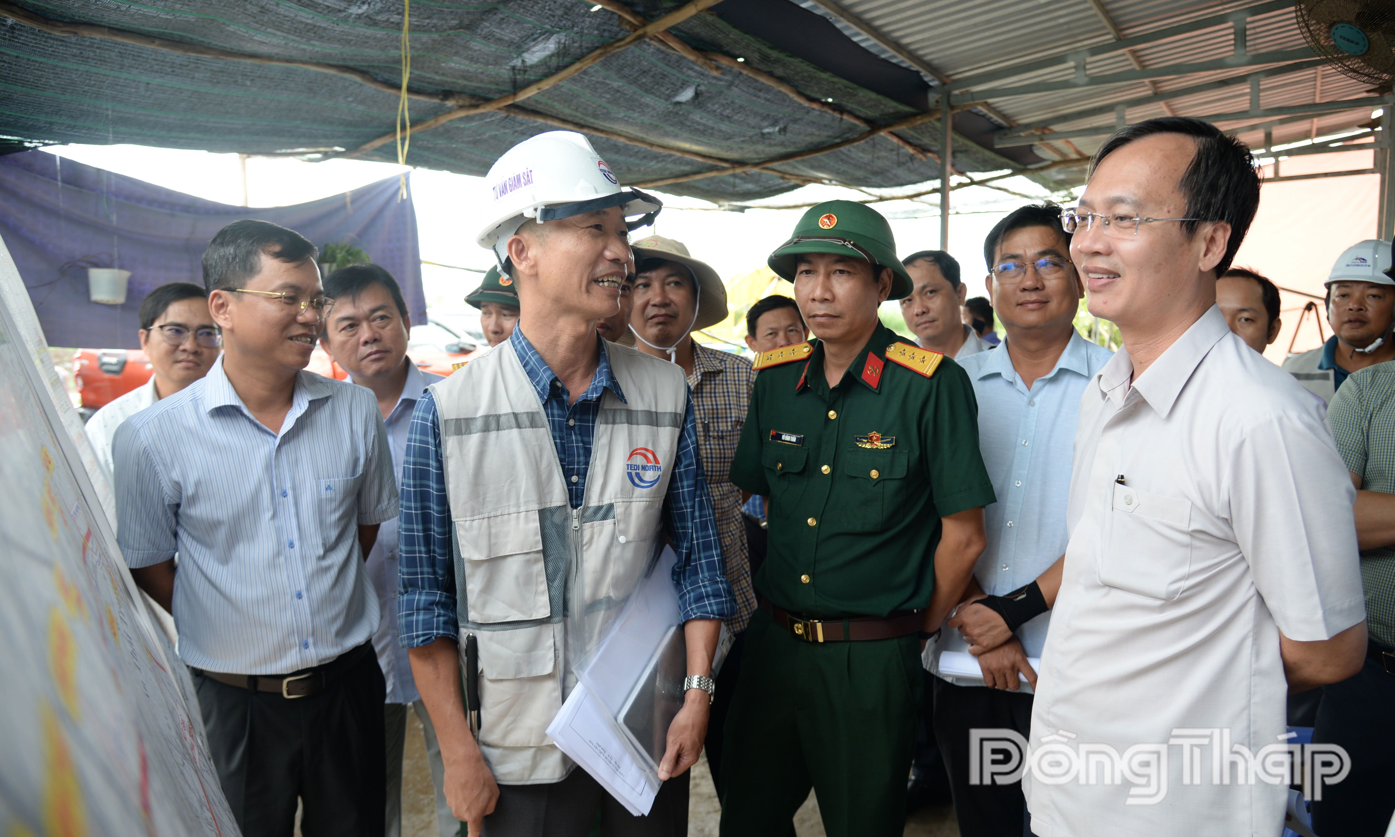 Đơn vị tư vấn giám sát, nhà thầu báo cáo tiến độ dự án.
