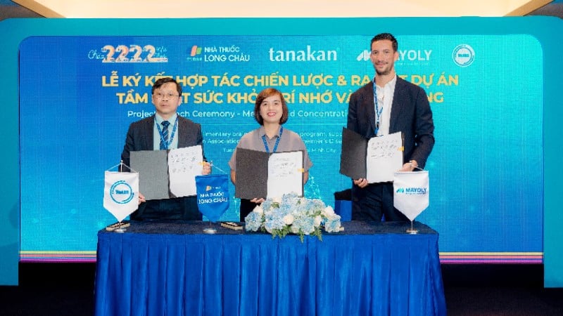 Đại diện Hệ thống nhà thuốc và trung tâm tiêm chủng Long Châu, Mayoly và VnADA ký kết hợp tác chiến lược, khởi động dự án “Tầm soát sức khỏe trí nhớ và tập trung”. 