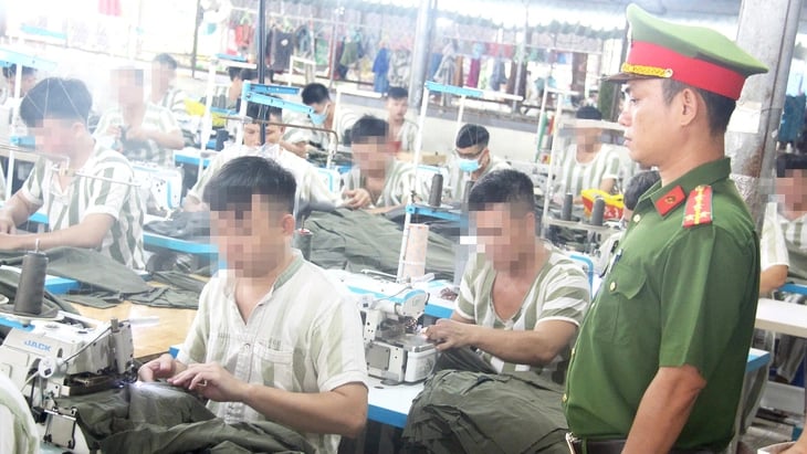 អ្នកទោសត្រូវបានអនុញ្ញាតឱ្យធ្វើការ និងរៀនដេរនៅពន្ធនាគារ Phu Hoa។