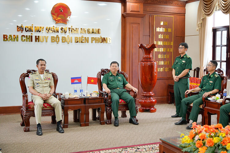 ឆ្មាំព្រំដែនចេះភាសាខ្មែរ។