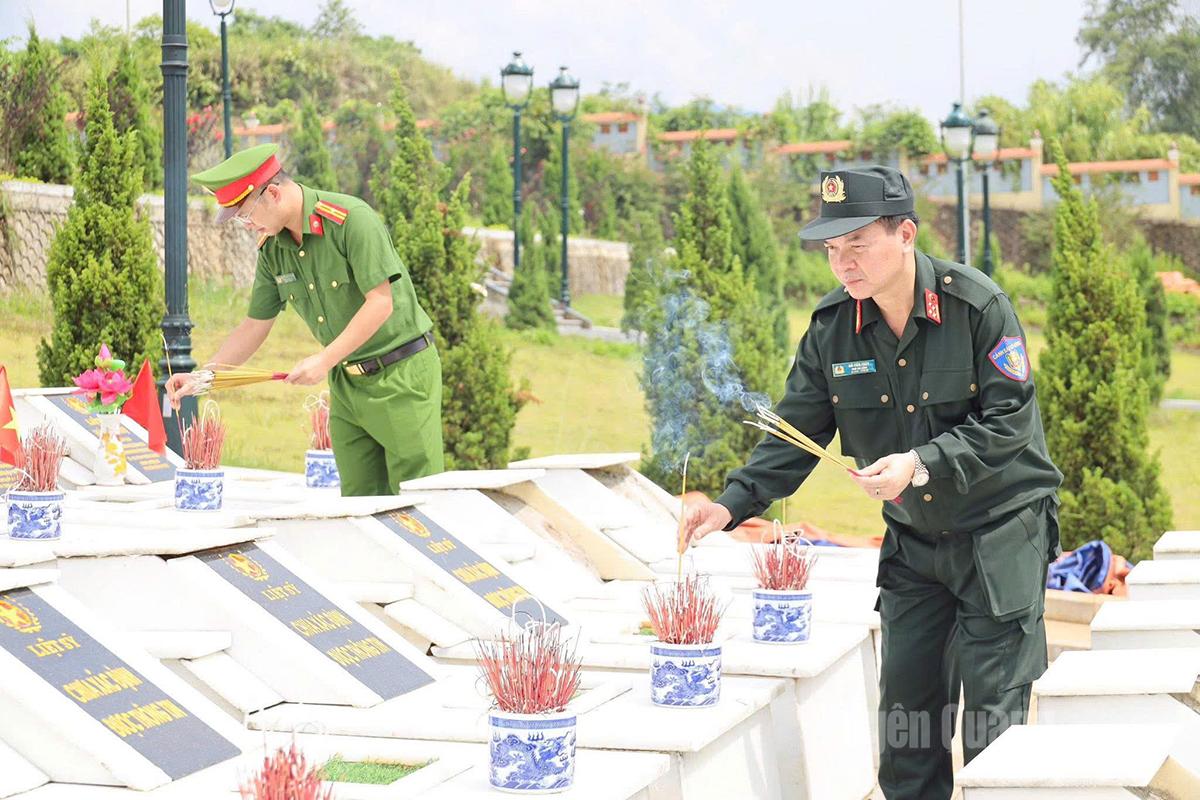 Leaders of the Mobile Police Command burn incense at the martyrs' graves at Vi Xuyen National Martyrs' Cemetery.