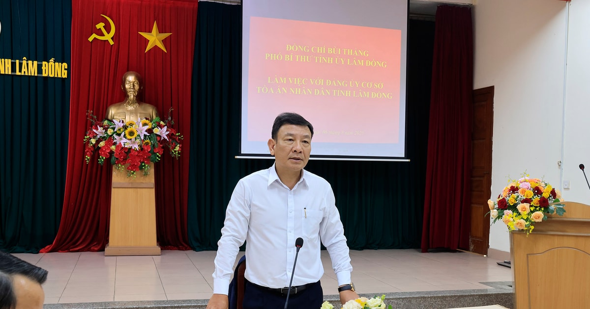 Lam Dong Provincial Party Committee Deputy Secretary Bui Thang works with the Provincial People's Court Party Committee