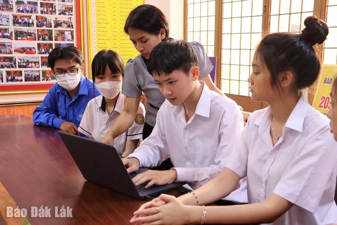 Giáo viên Trường THPT Lê Quý Đôn (phường Buôn Ma Thuột) hướng dẫn học sinh khai thác thông tin về định hướng nghề nghiệp