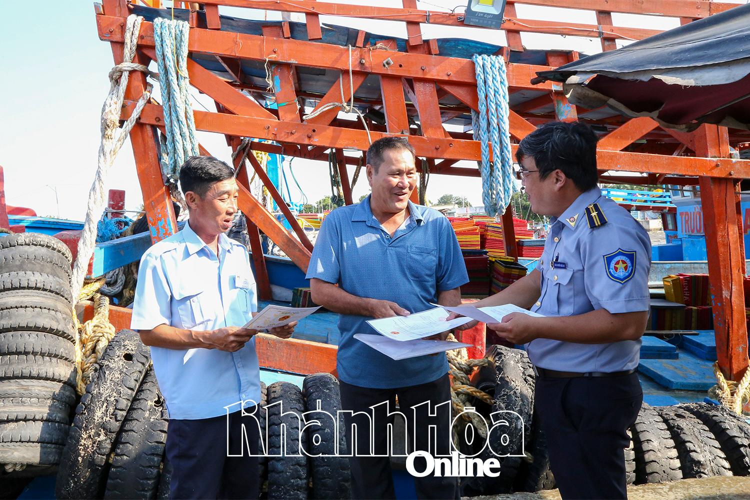 Lực lượng chức năng tại Cảng cá Đông Hải (phường Đông Hải) tuyên truyền cho ngư dân về các điều kiện hoạt động của tàu cá, trong đó phải có Giấy phép khai thác thủy sản còn hiệu lực.
