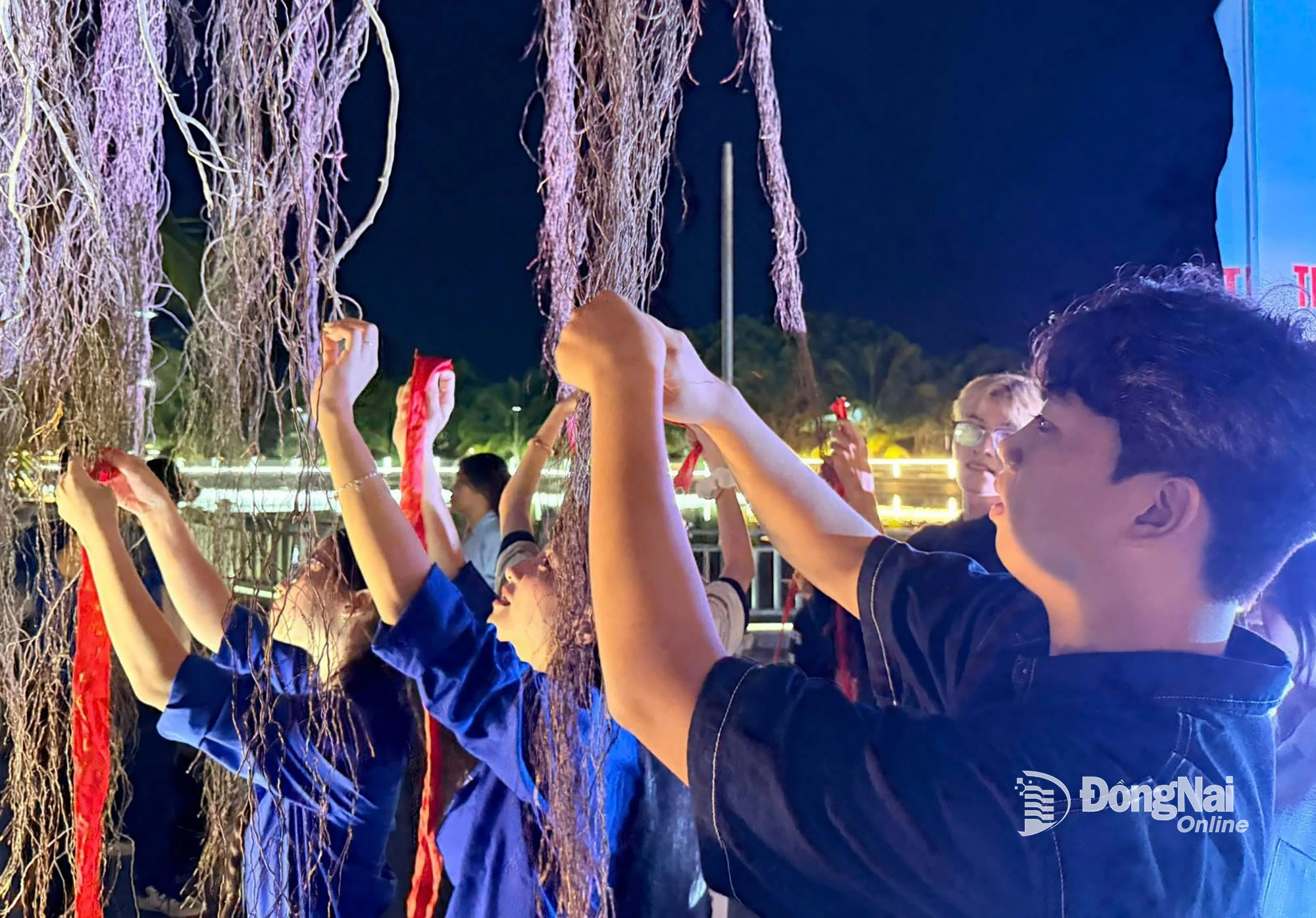Thanh, thiếu niên tỉnh Jeollanam và thanh niên tỉnh Đồng Nai cùng viết điều ước và treo lên Cây kết nối. Ảnh: ĐVCC
