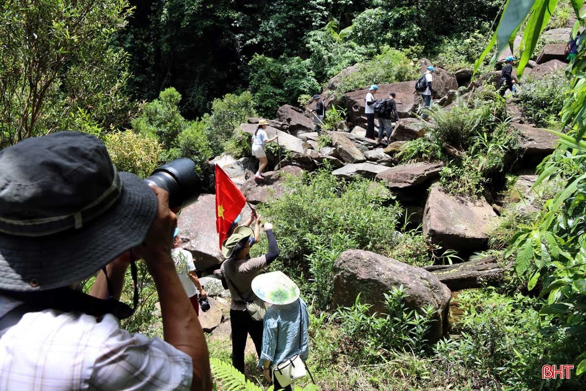 bqbht_br_duong-len-thac-tien-xa-huong-khe.jpg
