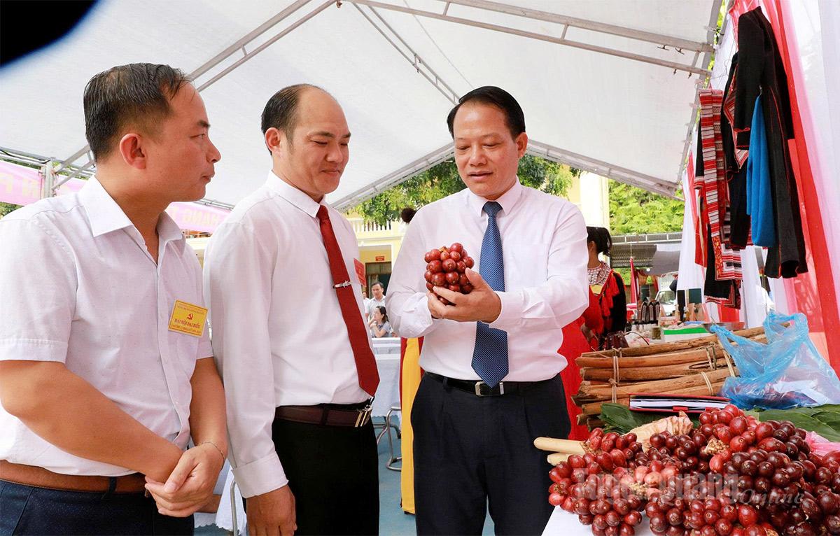 Đồng chí Vân Đình Thảo, Ủy viên Ban Thường vụ Tỉnh ủy, Giám đốc Sở Tài chính thăm gian hàng sản phẩm tiêu biểu xã Thông Nguyên.