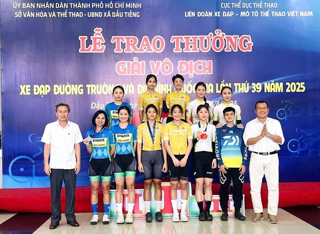 Trao thưởng nội dung Xe đạp địa hình - Giải vô địch xe đạp đường trường và địa hình quốc gia năm 2025 - Ảnh 2.