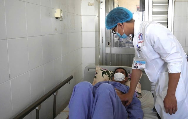 Lần đầu sử dụng dao mổ siêu âm CUSA phẫu thuật ung thư gan ở ĐBSCL - Ảnh 2.