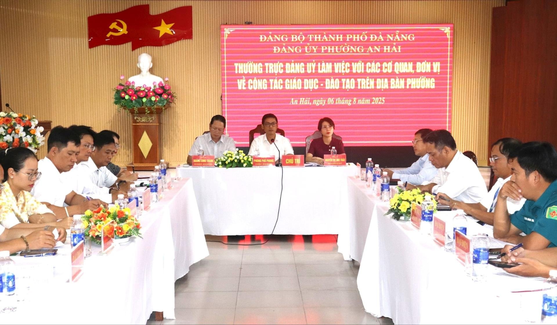 Thường trực Đảng ủy phường An Hải lắng nghe ý kiến của các trường học. Ảnh: NGỌC HÀ