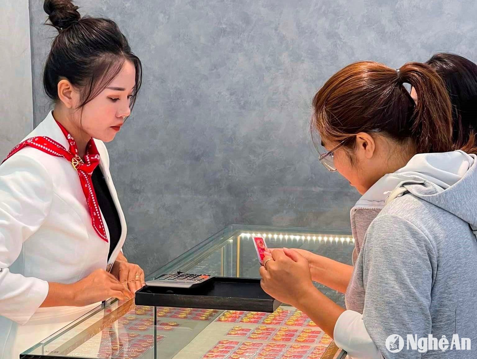 Gold price today August 6: Domestic and world gold prices hit record high, stores crowded with customers