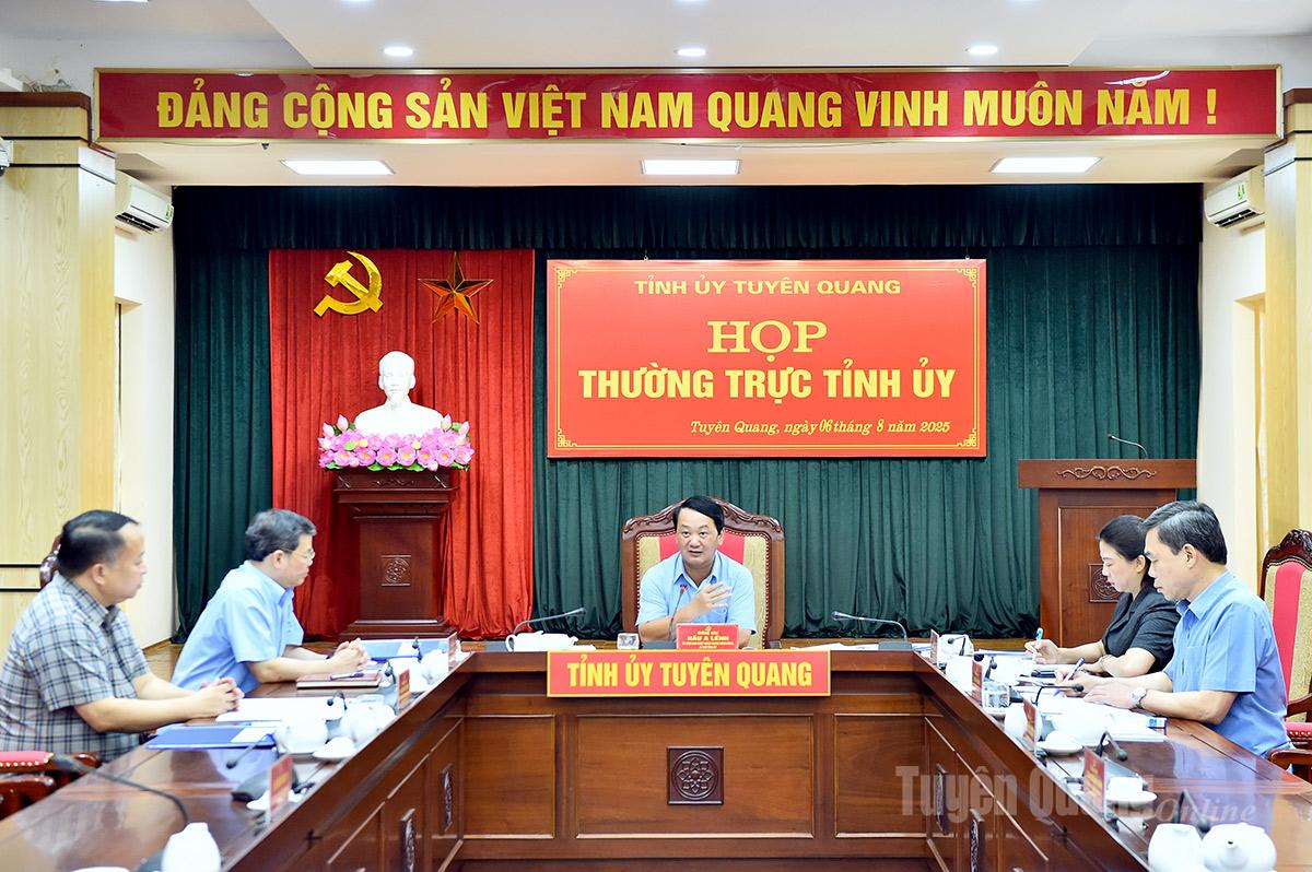 លេខាបក្សខេត្ត Hau A Lenh ដឹកនាំកិច្ចប្រជុំ។