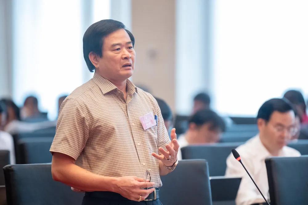 ดร. เหงียน ดินห์ เกวียน อดีตรองประธานคณะกรรมการตุลาการรัฐสภา กล่าวสุนทรพจน์ในการประชุม ภาพ: PHAM THANG