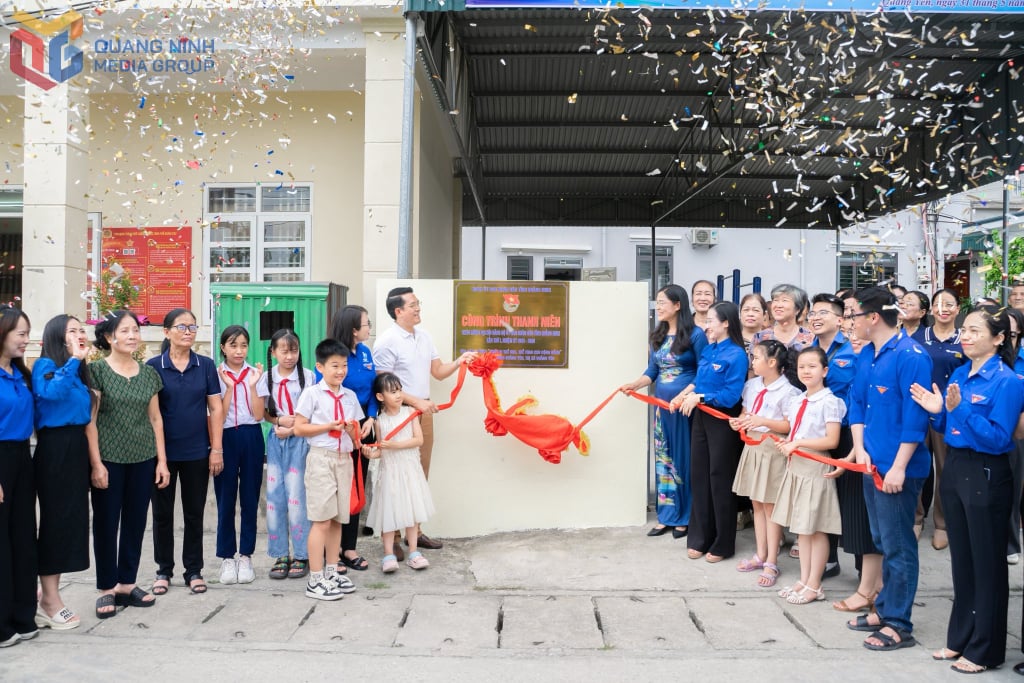 Đoàn Thanh niên UBND tỉnh gắn biển công trình