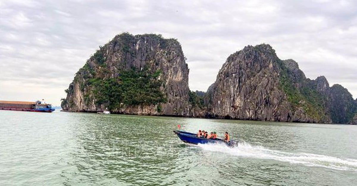 Tàu quân y và xuồng cơ động trực 24/24h trên vịnh Hạ Long
