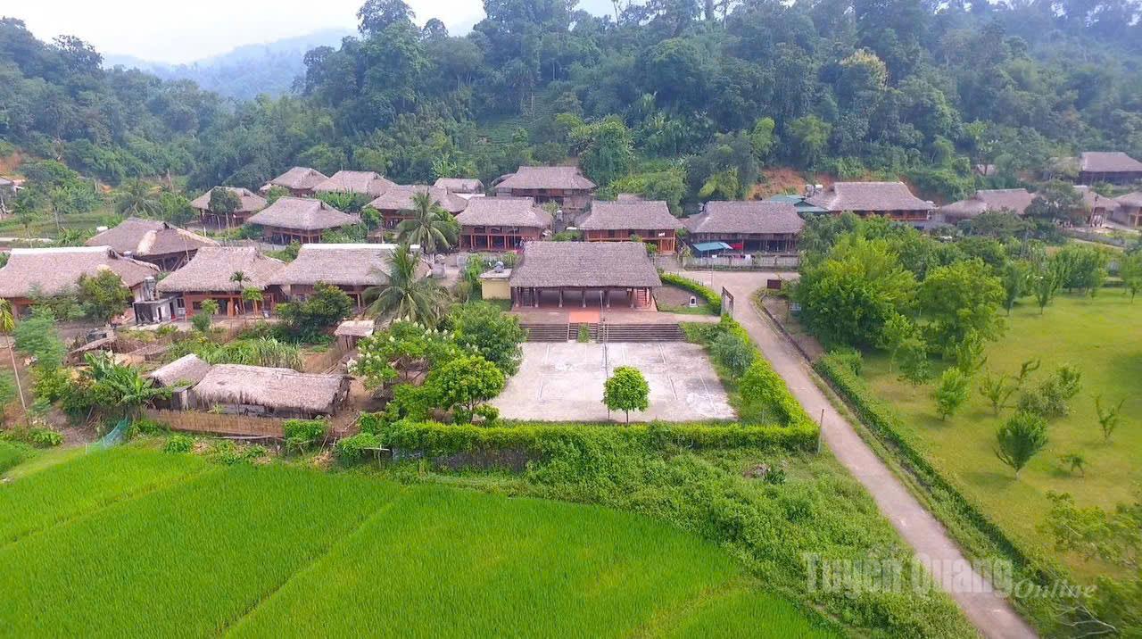 Aldea cultural de Tan Lap, comuna de Tan Trao: un lugar que conmemora las actividades revolucionarias del tío Ho y el Comité Central del Partido durante la Revolución de Agosto de 1945.