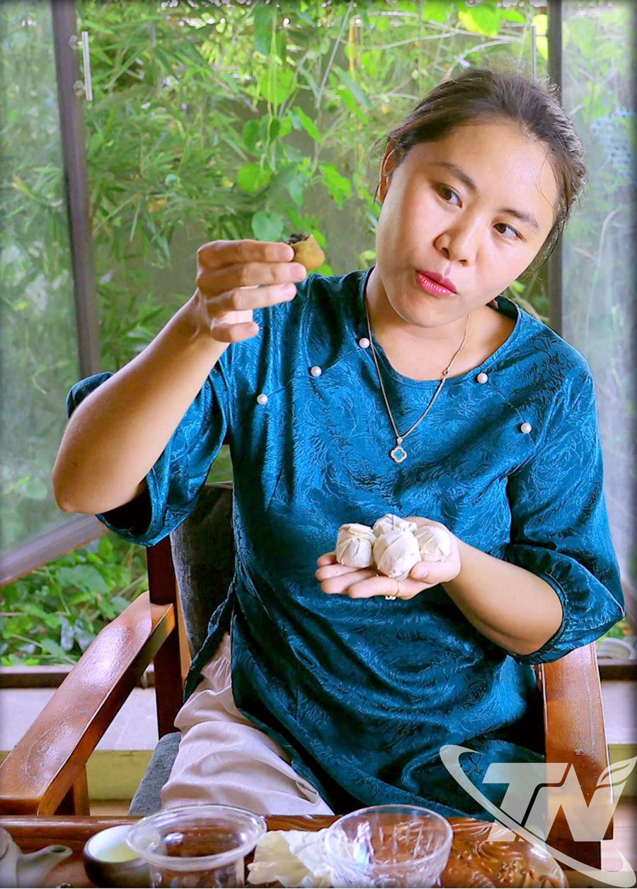 Do Thi Nguyen parle avec enthousiasme de son produit à base de thé à la mandarine.