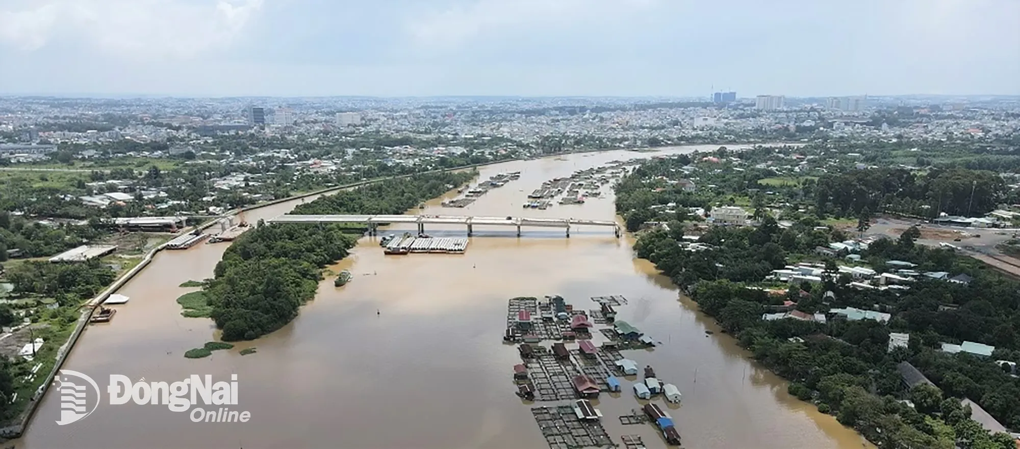 Thi công cầu Thống Nhất - hạng mục quan trọng của Dự án Đường trục trung tâm thành phố Biên Hòa. Ảnh: Phạm Tùng
