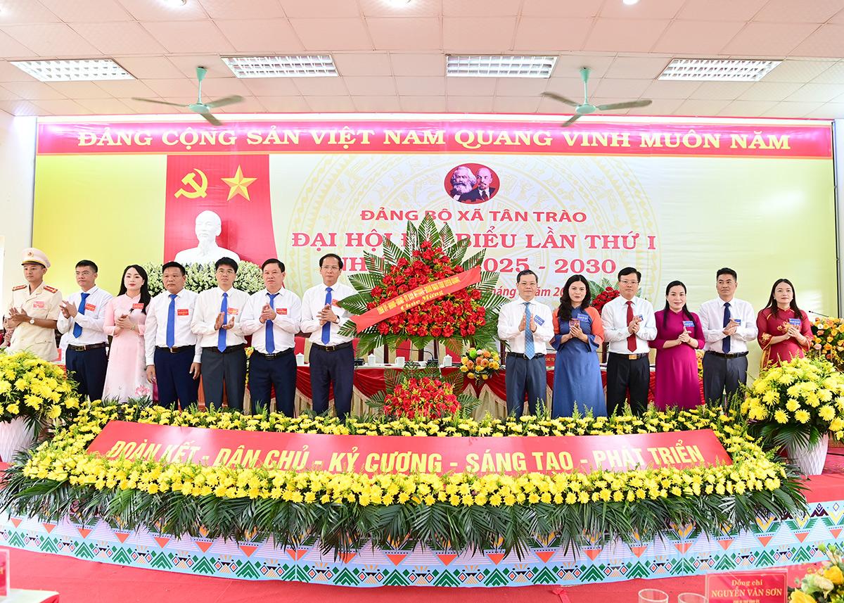 Các đồng chí lãnh đạo tỉnh tặng hoa chúc mừng Đại hội.