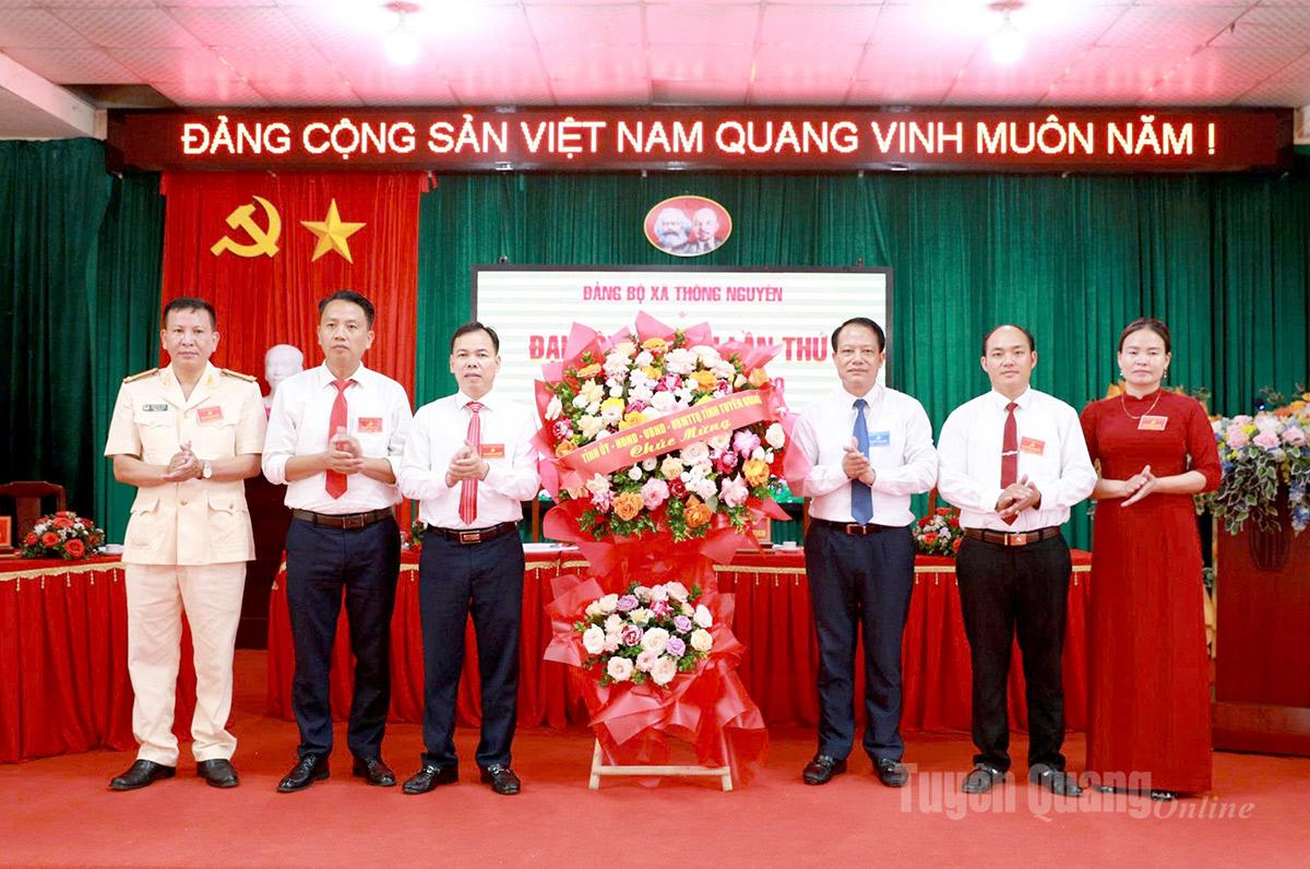 Đồng chí Vân Đình Thảo, Ủy viên Ban Thường vụ Tỉnh ủy, Giám đốc Sở Tài chính tặng lẵng hoa chúc mừng Đại hội