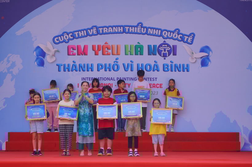 The Organizing Committee awarded prizes to students with outstanding works in the competition.
