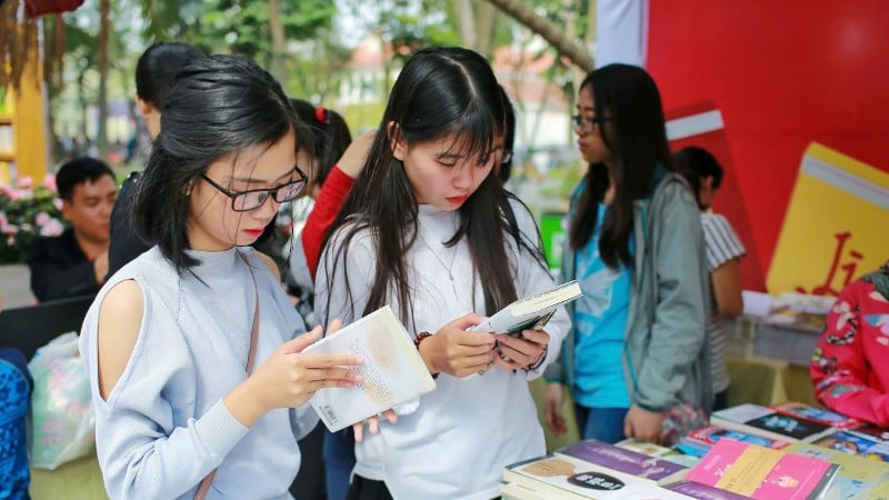 Bằng nhiều kênh truyền thông trên không gian mạng, các gian hàng tại ngày hội sách thu hút nhiều độc giả. (Ảnh THẾ ĐẠI)