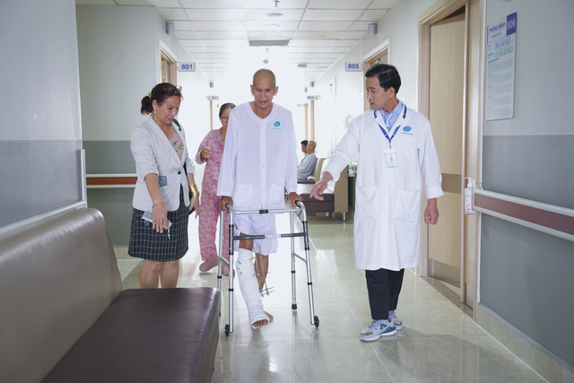 TP.HCM: Bị máy cắt cỏ cứa, người đàn ông nhập viện cứu chân, phát hiện sỏi thận - Ảnh 1.