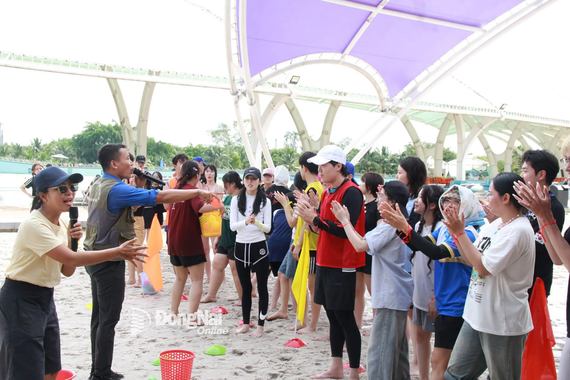 Thanh, thiếu niên tỉnh Jeollanam và thanh niên tỉnh Đồng Nai cùng tham gia các trò chơi tập thể diễn ra chiều 6-8. Ảnh: Nga Sơn
