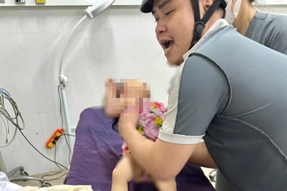 Bé Q.N.T. được đưa tới Bệnh viện Đa khoa khu vực Long Thành cấp cứu kịp thời. Ảnh: Hoàng Lan