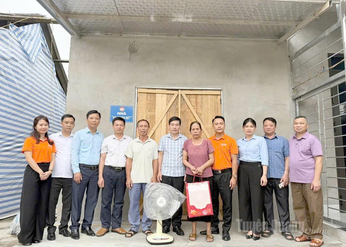 The Vietnam Fatherland Front Committee of the province coordinated with Saigon - Hanoi Bank (SHB) to organize the inauguration ceremony and handover of the Great Solidarity House to Ms. Hoang Thi Khuyen, Yen Khanh village, An Tuong ward.