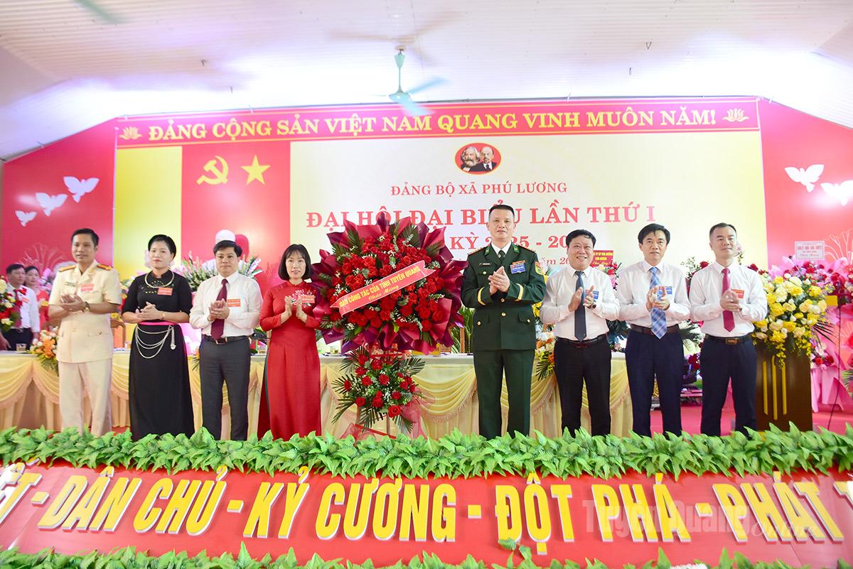 Các đồng chí đại biểu tỉnh tặng hoa chúc mừng Đại hội đại biểu Đảng bộ xã Phú Lương lần thứ nhất, nhiệm kỳ 2025-2030.