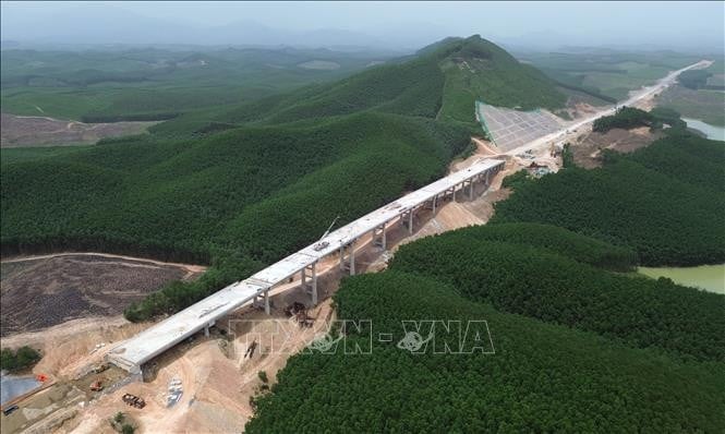Thi công cầu cạn trên tuyến cao tốc Vạn Ninh - Cam Lộ.