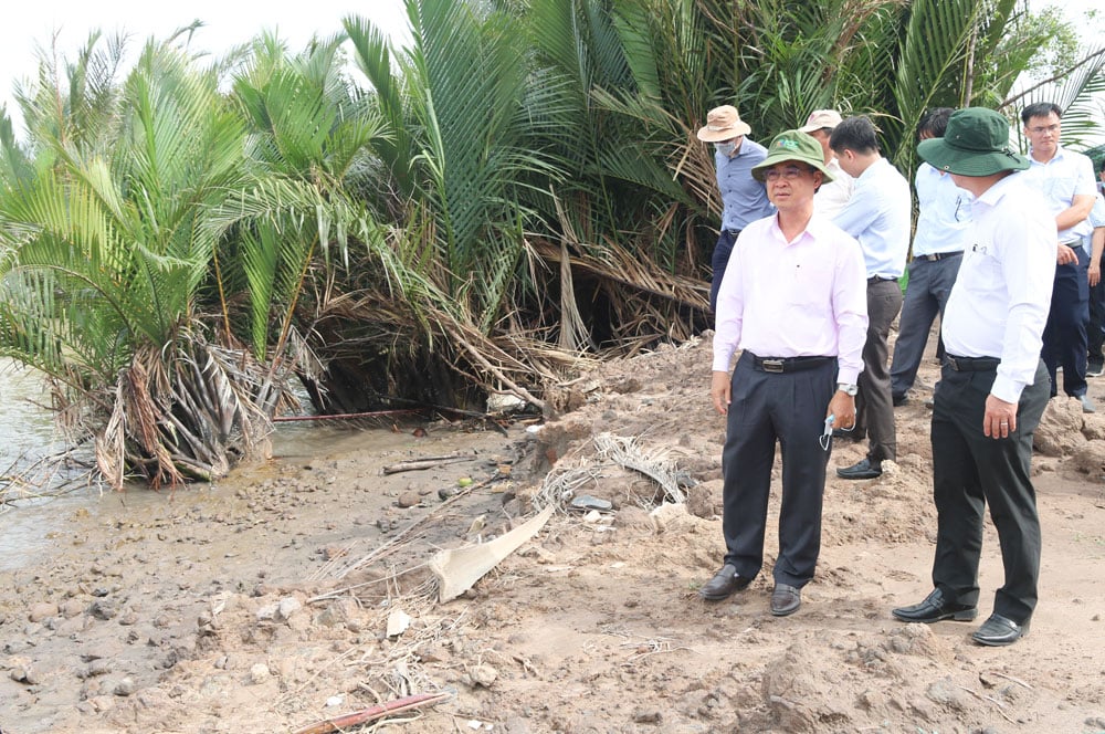 Vice Chairman of the Provincial People's Committee - Chau Van Hoa surveyed the landslide in a section of the An Hiep commune landfill area. Currently, the local government has temporarily filled the land to reinforce it.