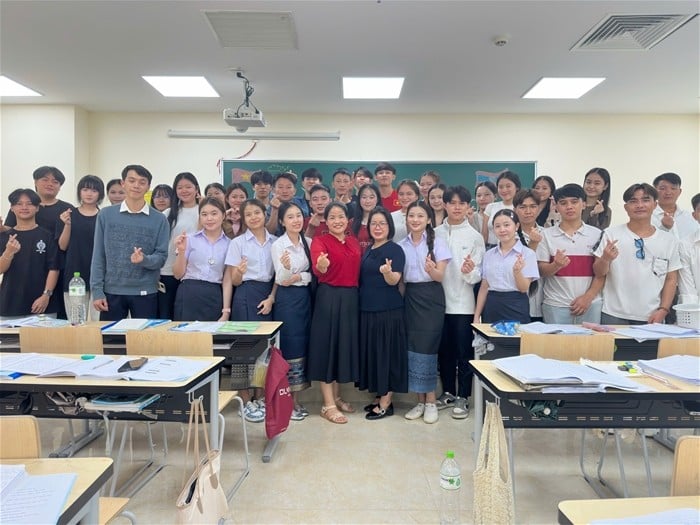 Các lưu học sinh Lào tham gia giao lưu, trải nghiệm. (Ảnh: Trường Đại học Tân Trào)