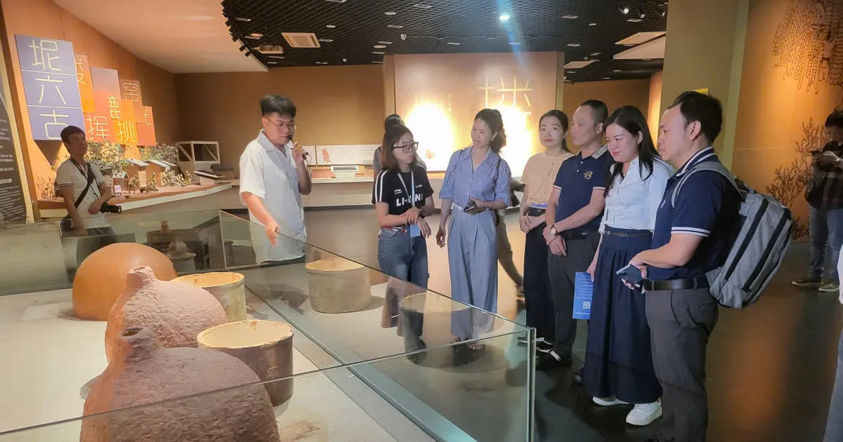 Đoàn báo chí Việt Nam tham quan Bảo tàng gốm Khâm Châu và Trung tâm AI Trung Quốc – ASEAN