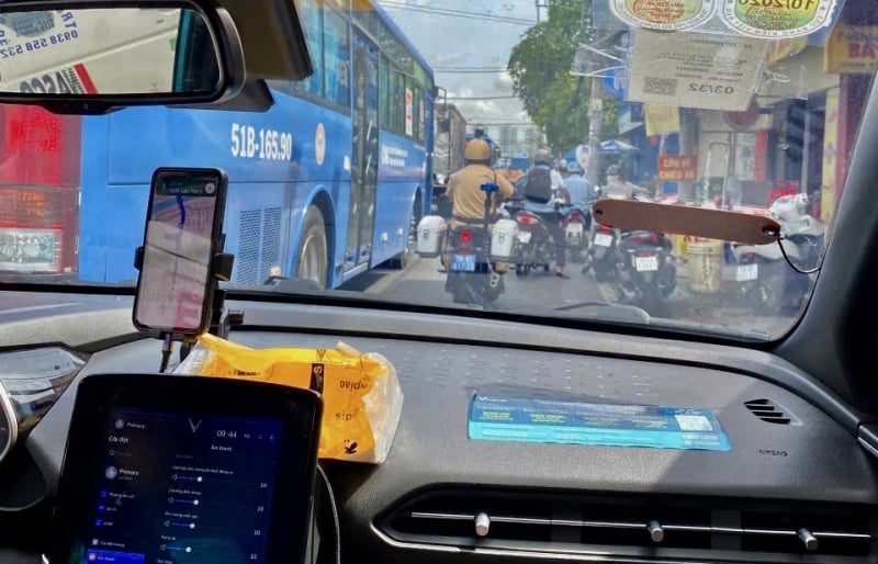 Taxi chở sản phụ vỡ ối sắp sinh được CSGT dẫn đường vào bệnh viện kịp thời -0