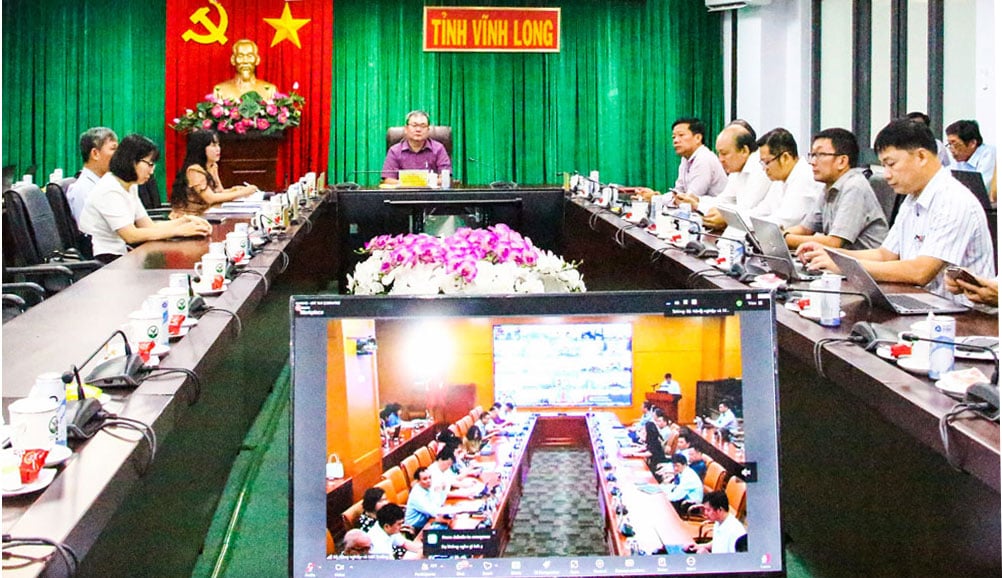 Lãnh đạo sở, ban, ngành tỉnh Vĩnh Long tham dự hội nghị tại điểm cầu trụ sở UBND tỉnh.
