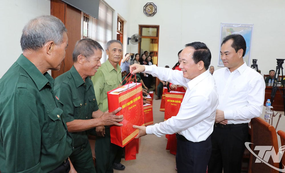 Đại tướng Trịnh Văn Quyết thăm, tặng quà các gia đình chính sách tại Võ Nhai