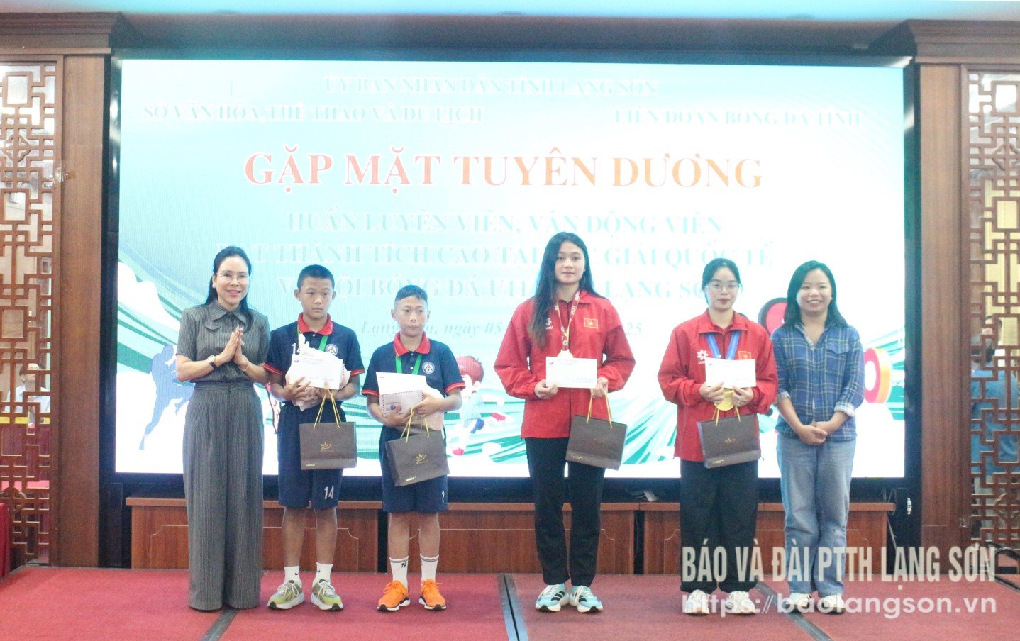 Các nhà tài trợ tặng thưởng cho các VĐV