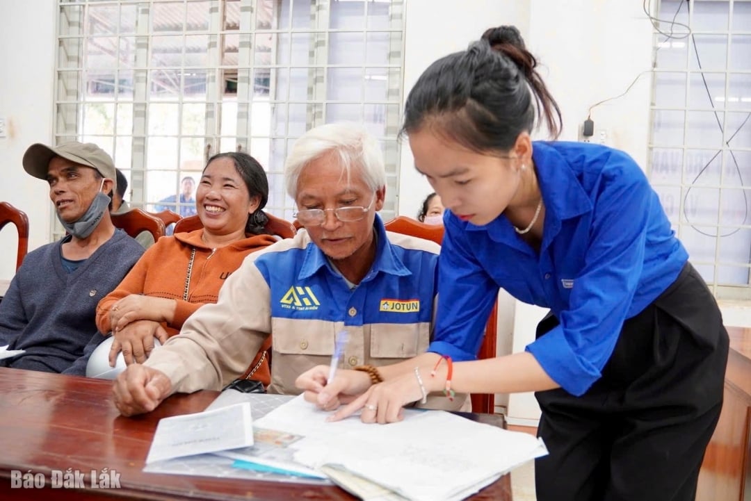 Đoàn viên thanh niên xã Krông Pắc hỗ trợ người dân thực hiện các thủ tục hành chính.