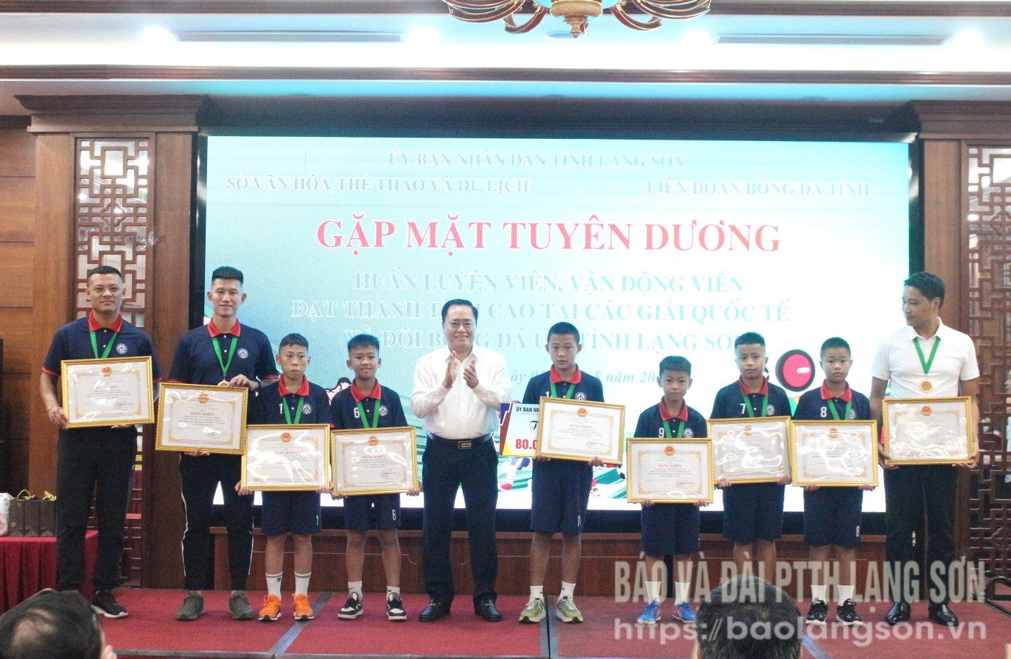 Đồng chí Hồ Tiến Thiệu, Phó Bí thư Tỉnh ủy, Chủ tịch UBND tỉnh trao bằng khen và phần thưởng cho các HLV, VĐV tiêu biểu của đội bóng đá U11 